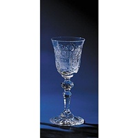 Remplacement d&rsquo;un verre &agrave; liqueur. Classique. 